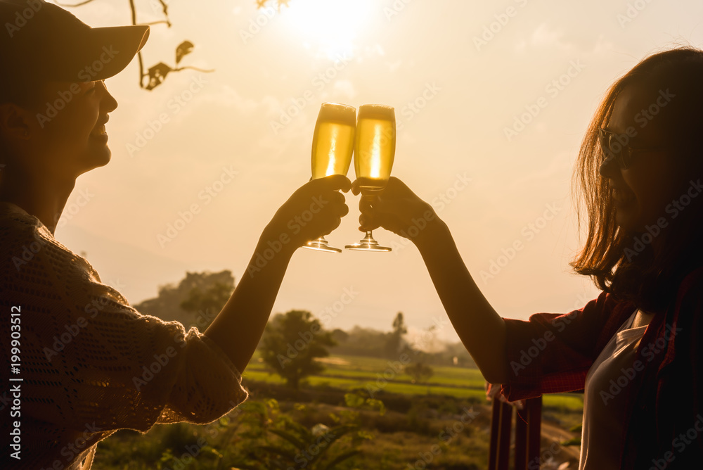 两位女士在午后阳光下举杯庆祝香槟，庆祝时机