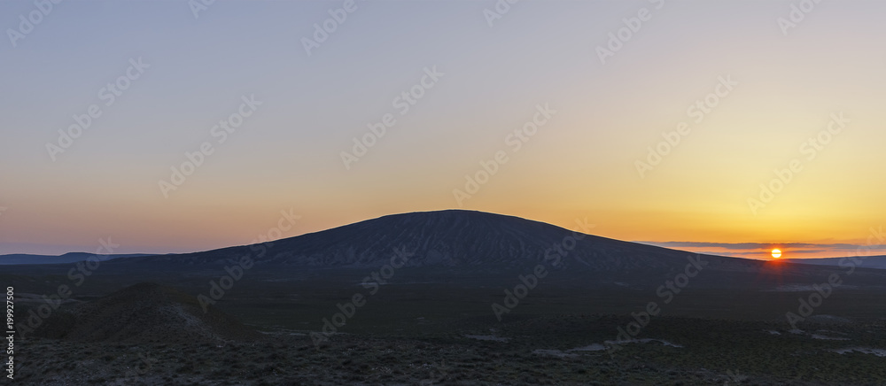 春天日落时的图拉盖泥火山