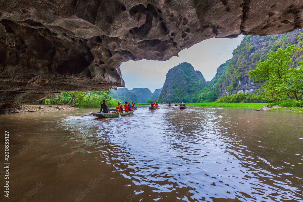 游客乘船沿着Ngo Dong河旅行，并用f拍摄Tam Coc，Rower的照片