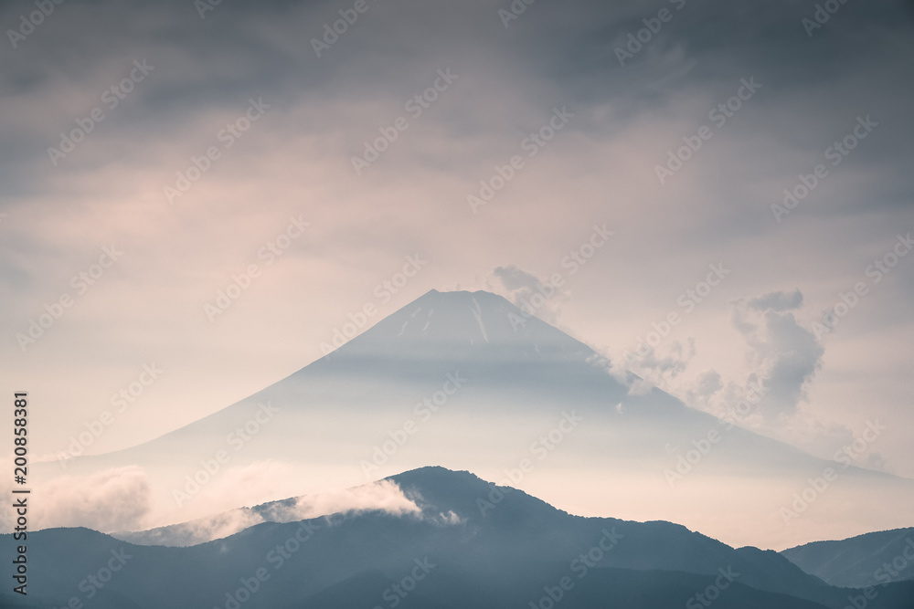 富士山夏季多云