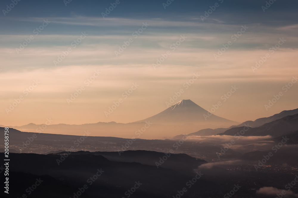 春天的富士山晨雾蒙蒙