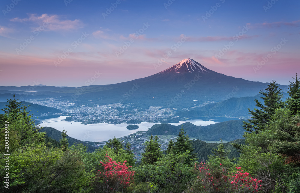 春季日出时的富士山和河口湖