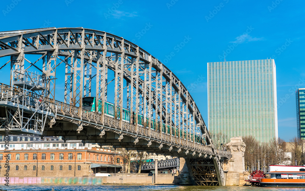 Viaduc dAusterlitz，一座横跨巴黎塞纳河的地铁桥