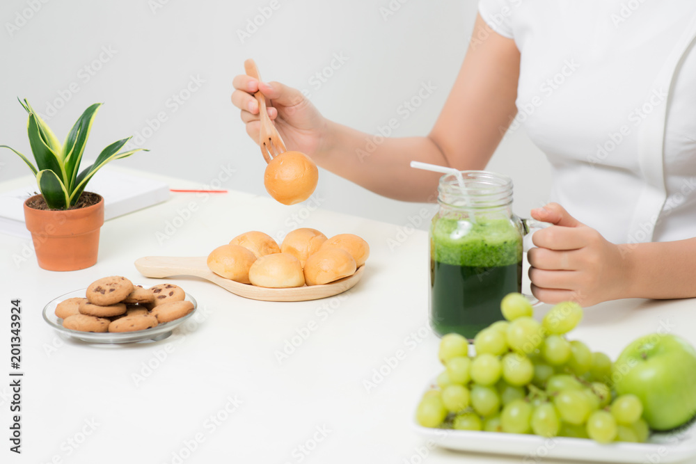 健康膳食。快乐美丽微笑的女人喝绿色排毒蔬菜冰沙。健康生活