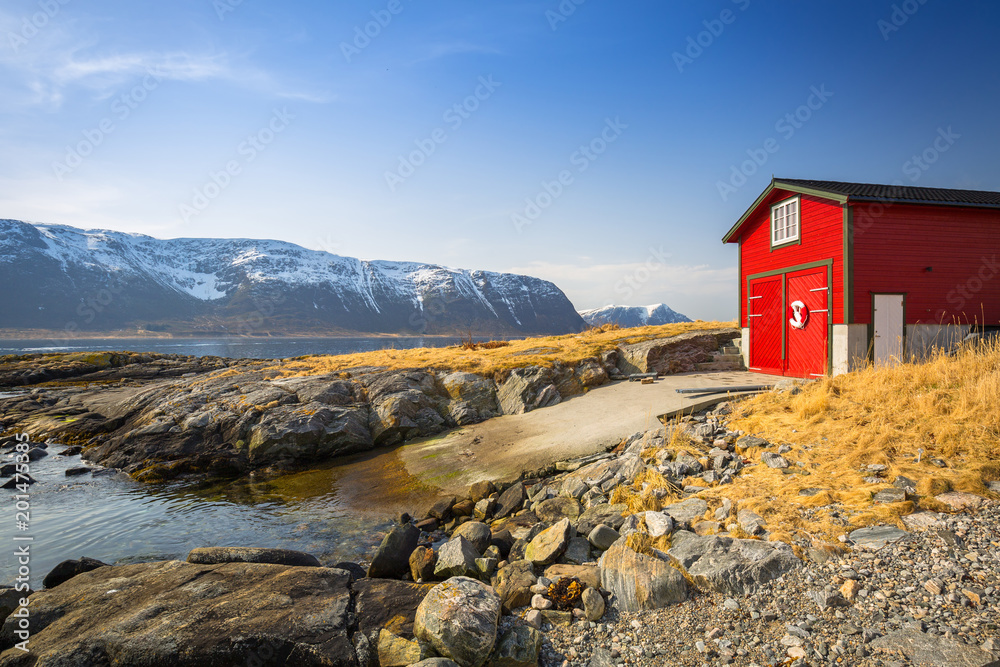 挪威西部海岸线与峡湾的美景