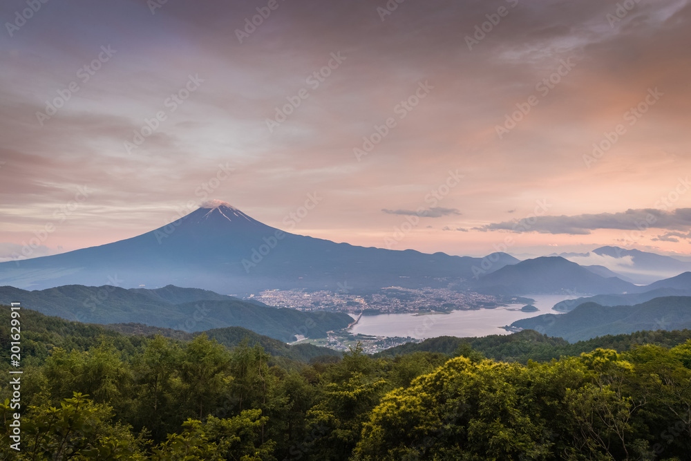 日落天空的富士山和夏天的川久保子湖