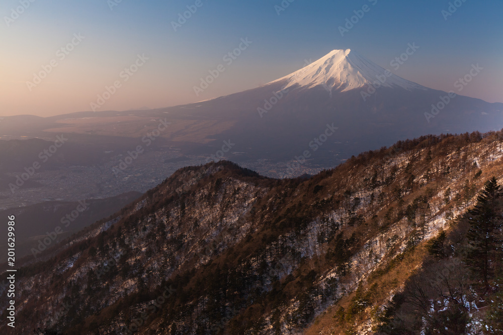 从三通山顶看冬季日出时的富士山