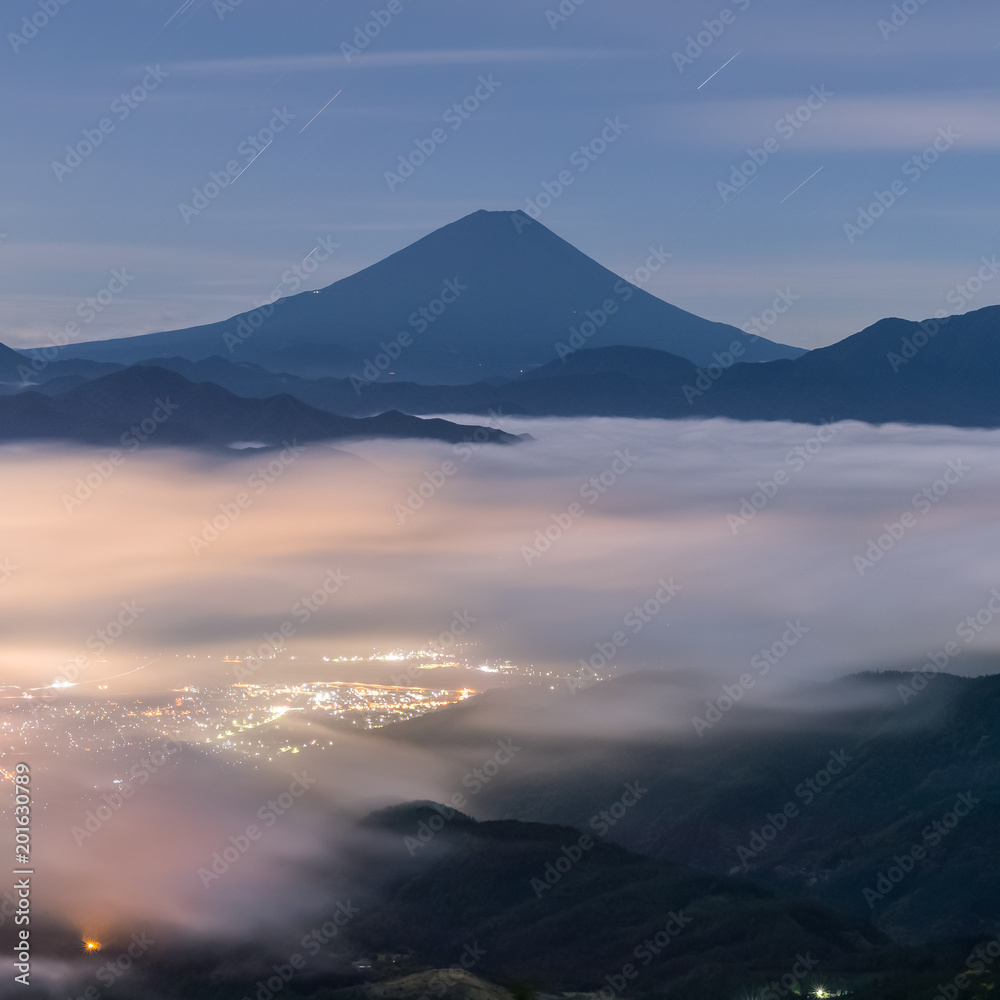 富士山，夏季云海，从Kushigata山看