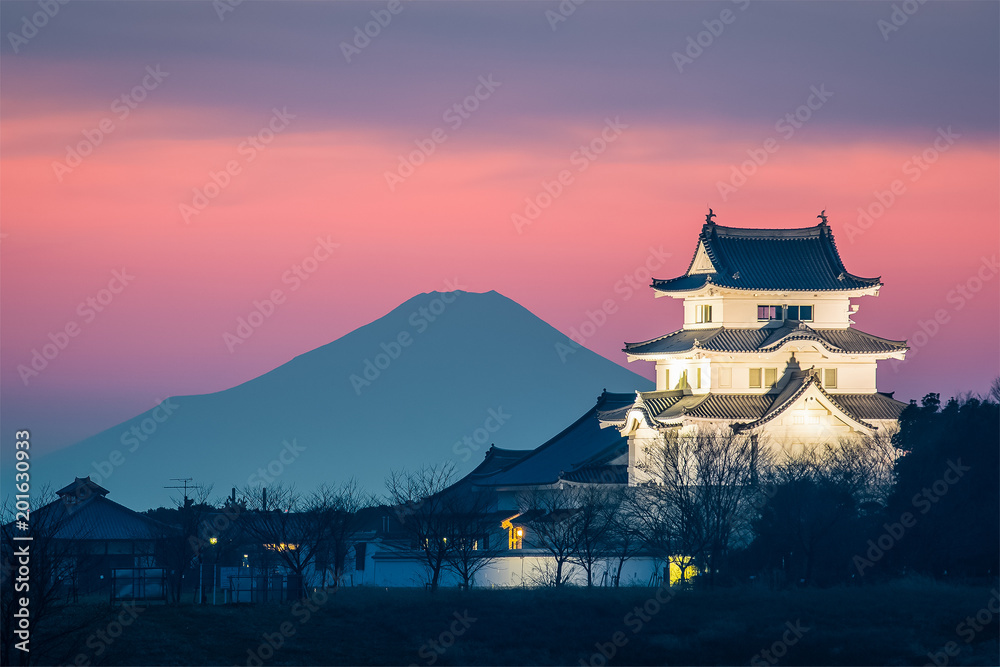 夕阳下的Sekiyado城堡和富士山。Sekiyado城堡是位于日本野田的一座城堡