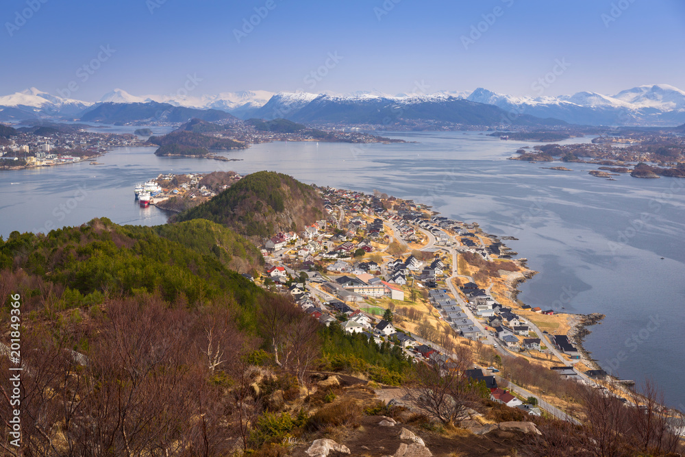 从Sukkertopen山（Sugar Loaf Top）欣赏挪威西部海岸线的美景