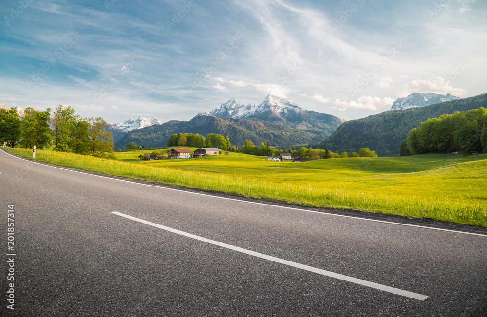 夏季高山风景的空旷沥青乡村道路