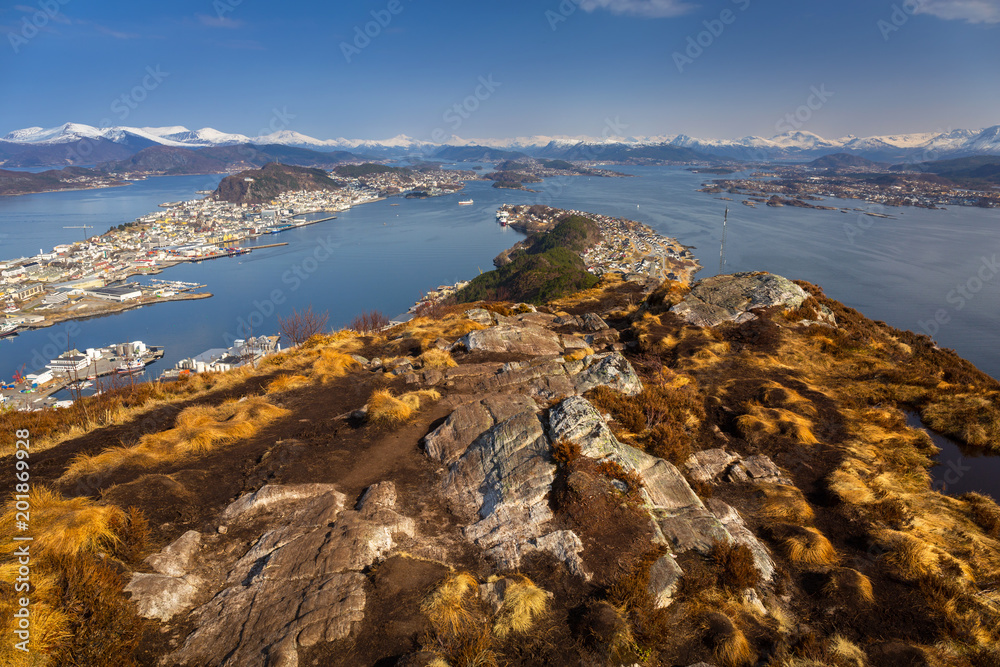 从Sukkertoppen山（Sugar Loaf Top）俯瞰挪威西部海岸线的美景