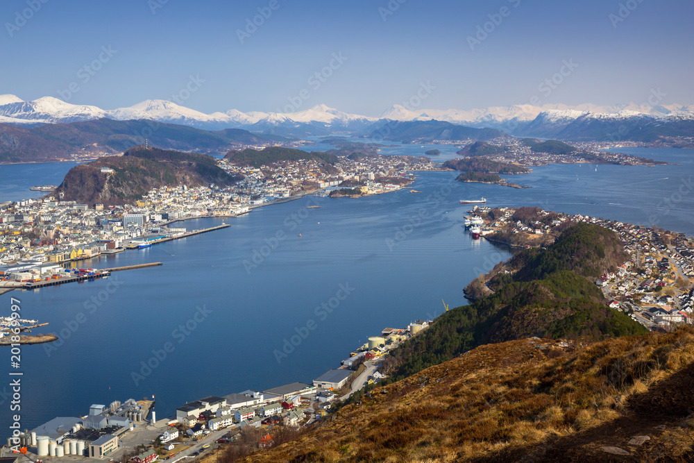 从Sukkertoppen山（Sugar Loaf Top）俯瞰挪威西部海岸线的美景