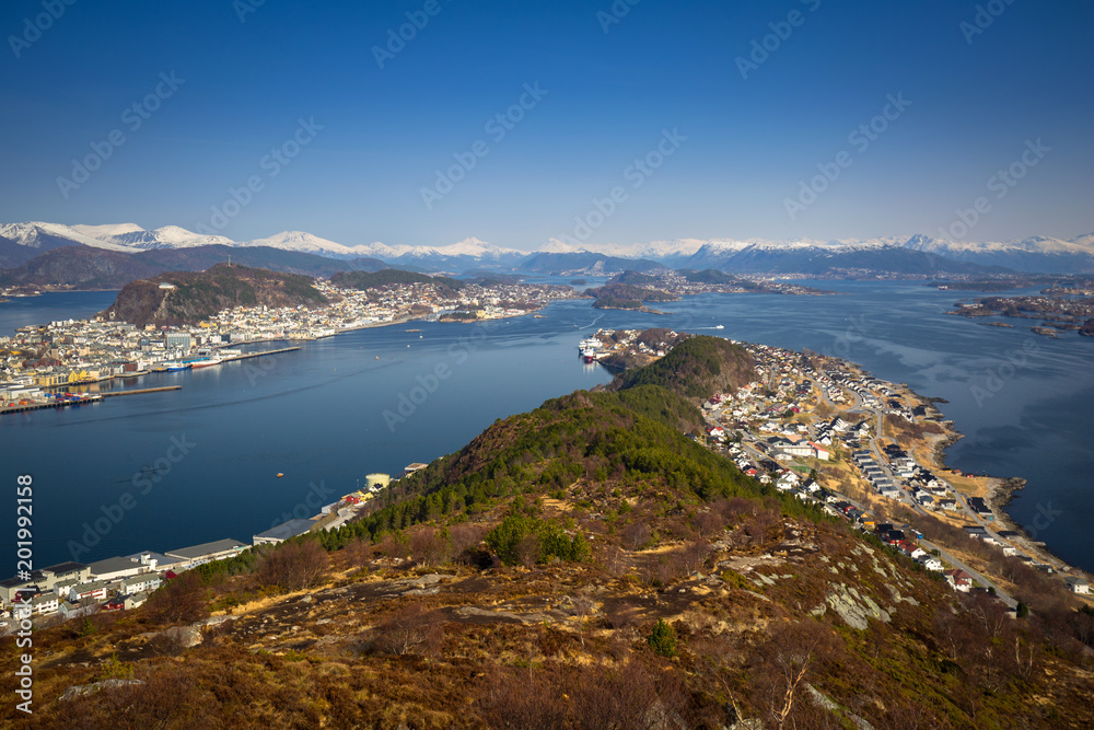 从Sukkertoppen山（Sugar Loaf Top）俯瞰挪威西部海岸线的美景