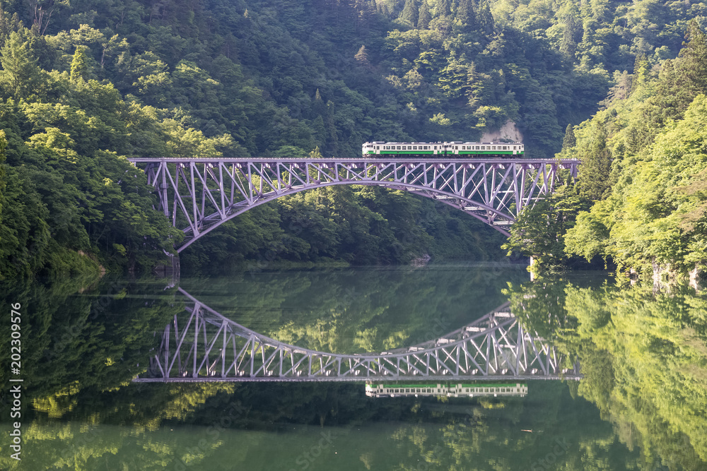 福岛县夏季的多达米铁路线和多达米河。