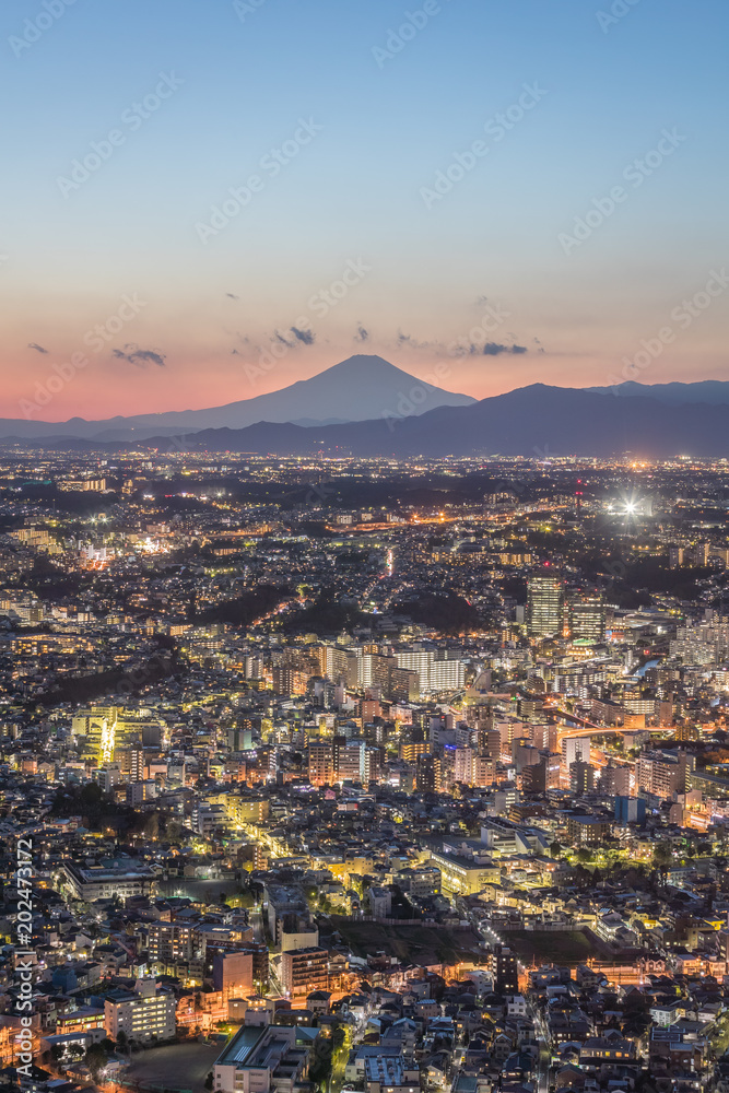 冬季傍晚的横滨市和富士山