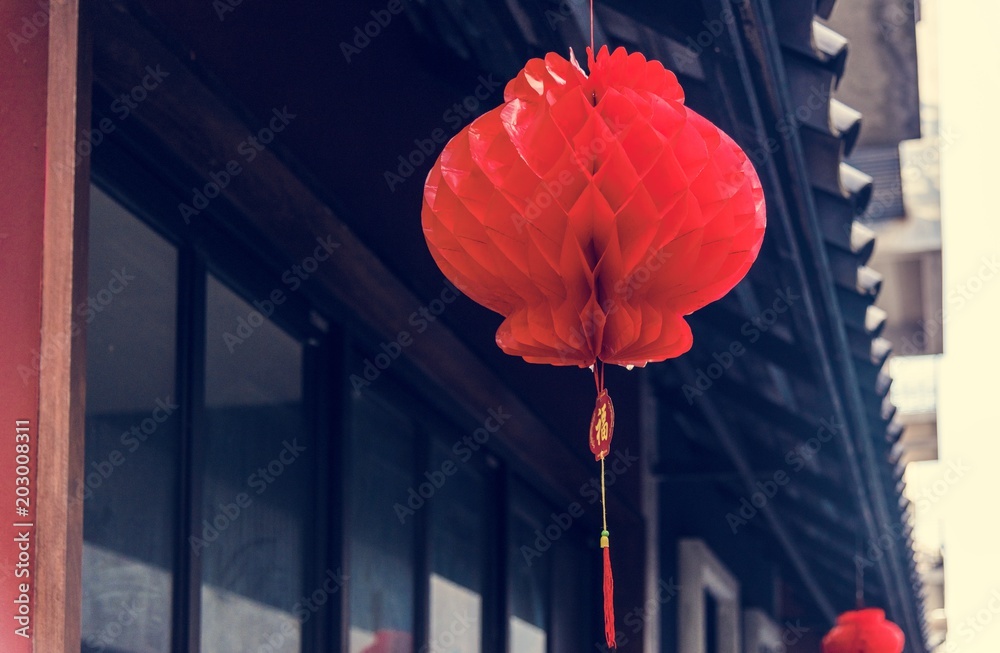 红色蜂窝纸灯笼特写