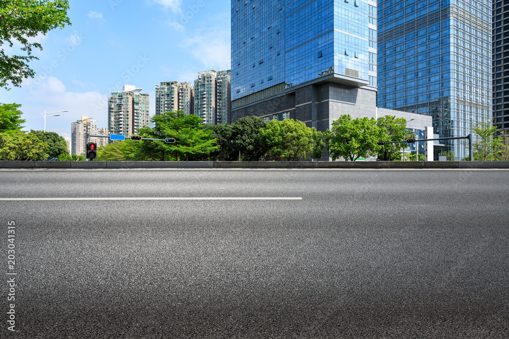 空旷的柏油路和现代商业建筑