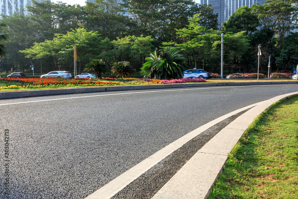 空置的城市道路和商业建筑