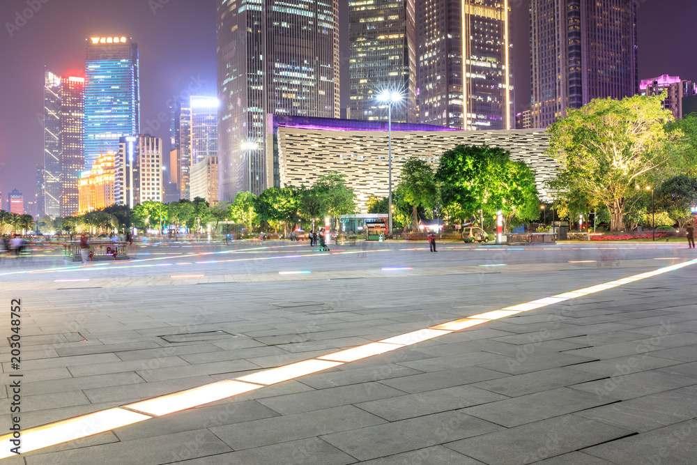 空旷的广场层与夜晚的现代城市景观