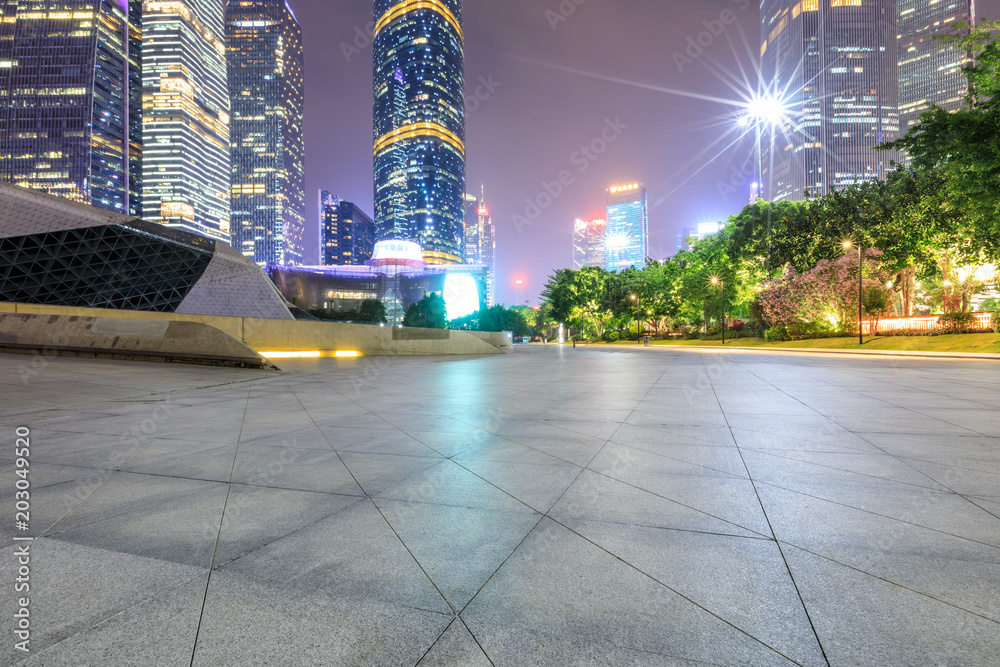 空旷的广场层与夜晚的现代城市景观