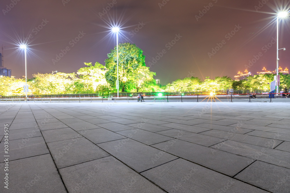 空旷的城市广场楼层和夜晚的路灯