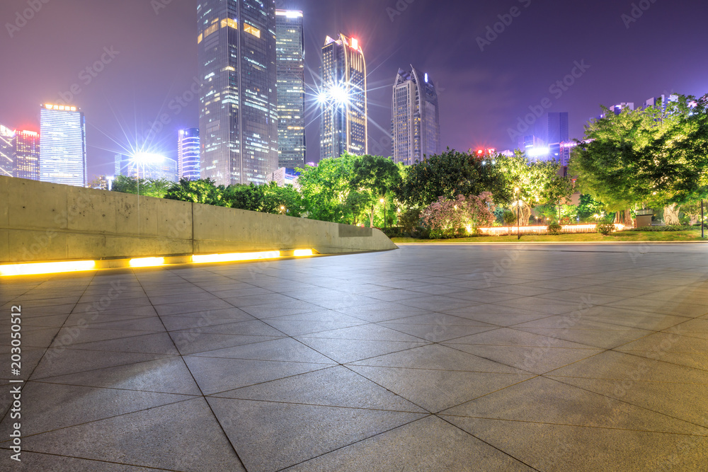 空旷的广场层与夜晚的现代城市景观