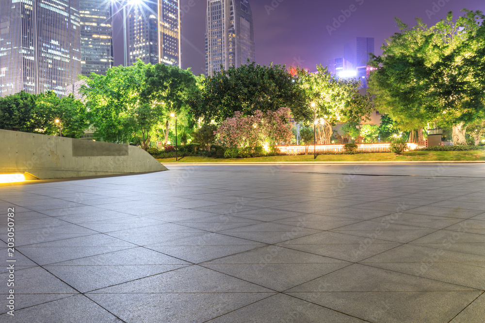 空旷的广场层，夜晚的现代城市景观