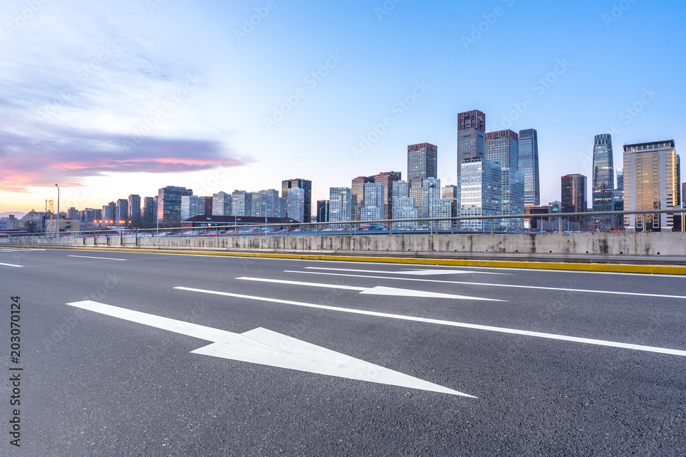 城市天际线的空柏油路