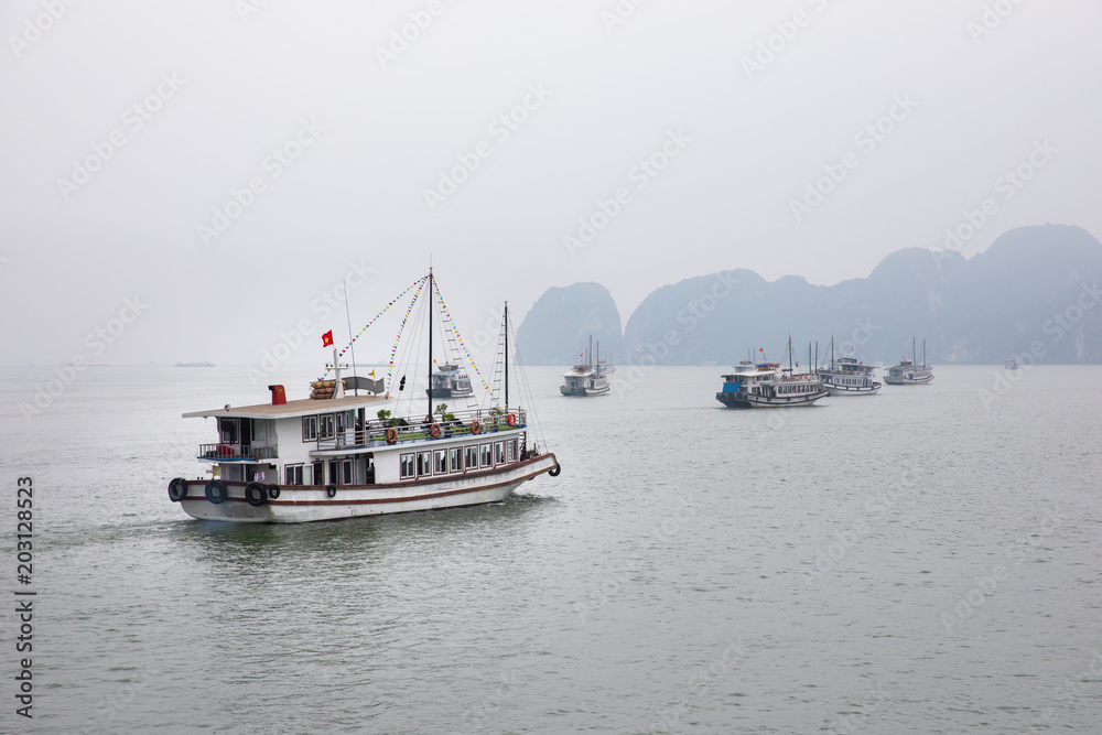 傍晚时分，下龙湾（联合国教科文组织遗产地）安静的水面上的大型旅游游轮