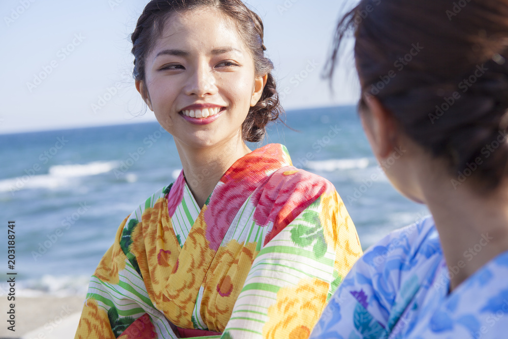 浴衣を着ている若い日本女性