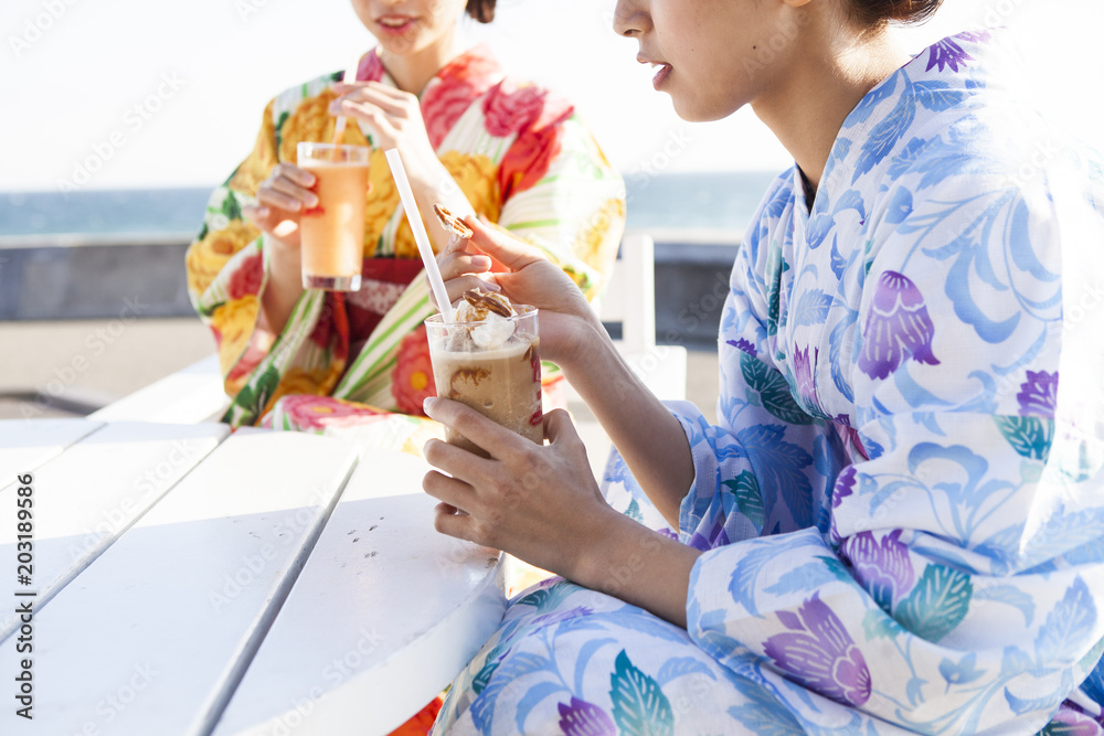 浴衣の女性がチョコレートスムージーを飲んでいる