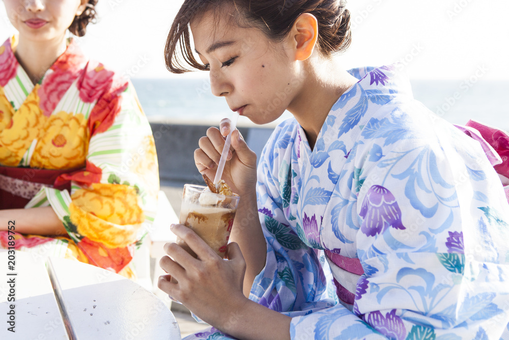 浴衣の女性がチョコレートスムージーを飲んでいる