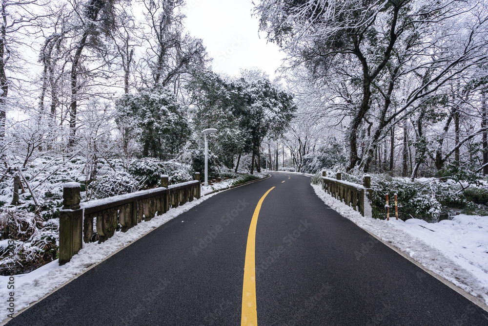 沥青路面覆雪