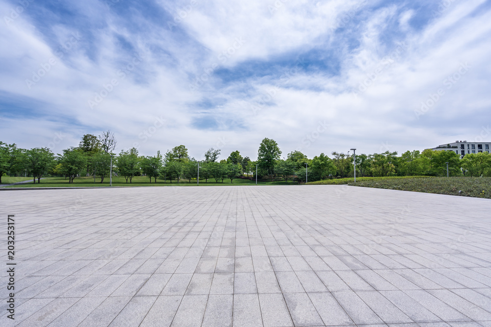 空大理石地板的城市天际线