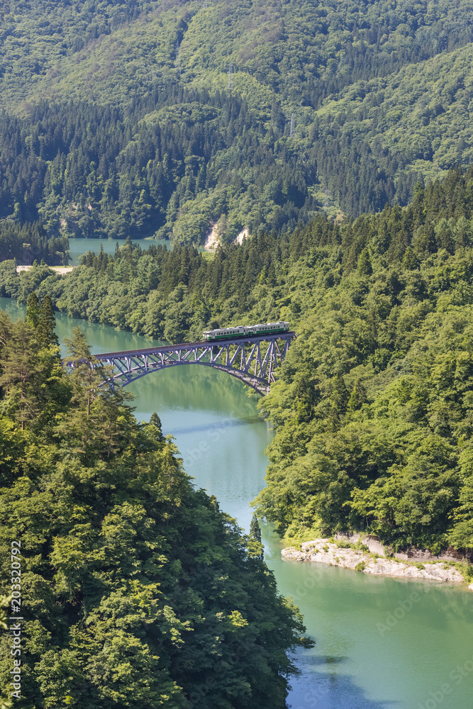 福岛县夏季的忠美铁路线和忠美河。