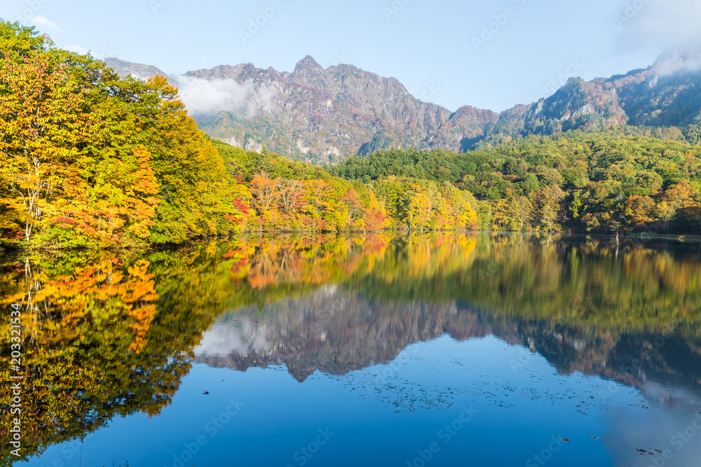 Togakushis Lake，Kagami ike池塘在秋天的早晨