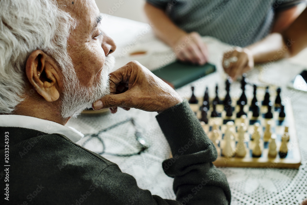 老年人下棋