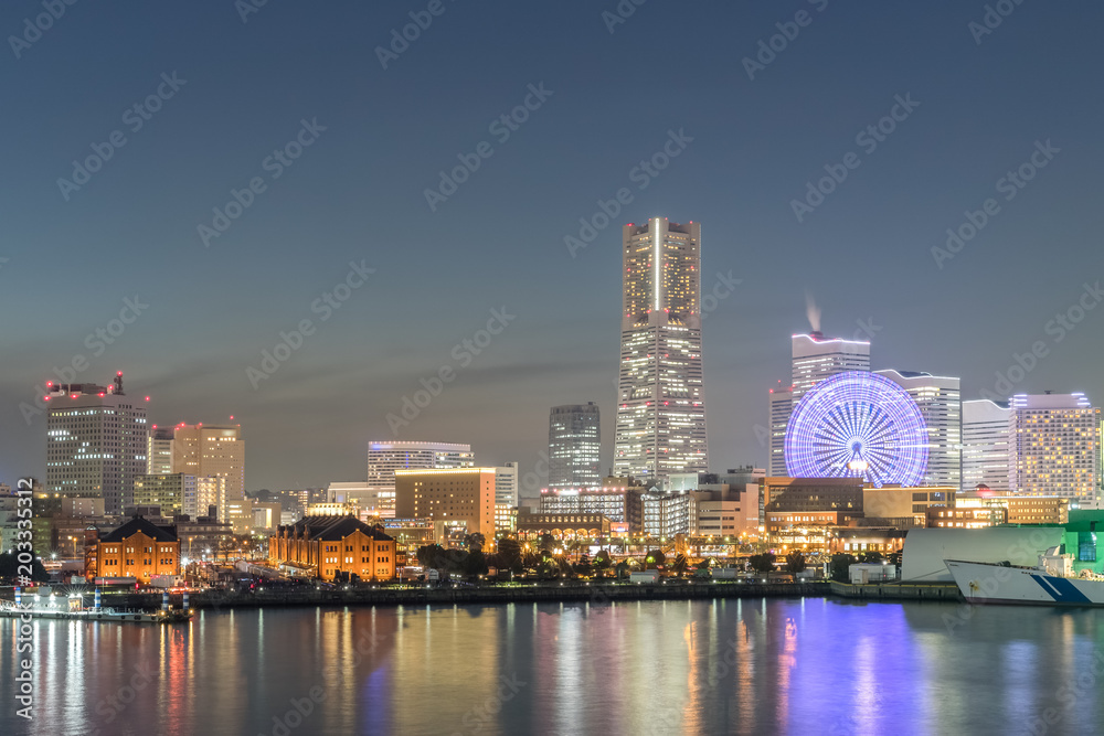 横滨海滨和地标性塔楼的夜景