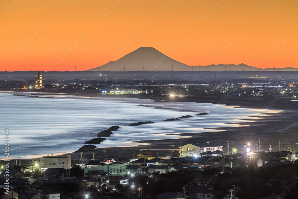 千叶县饭冈镇的富士山和海滩。富士山距离185公里，但可以在c上看到