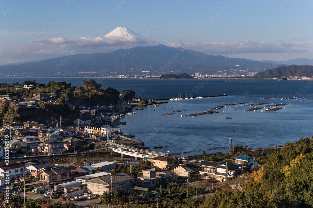 冬天傍晚，伊豆镇与富士山和骏河湾的景色。