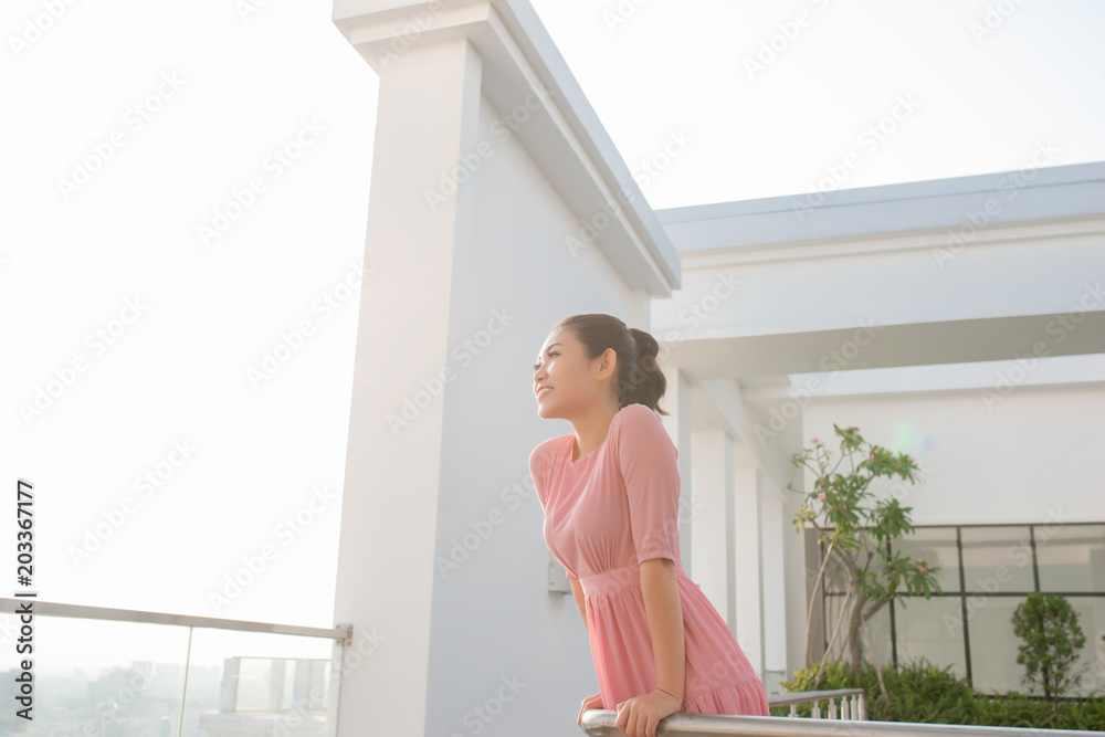 美女特写冬季寒冷天气户外街拍