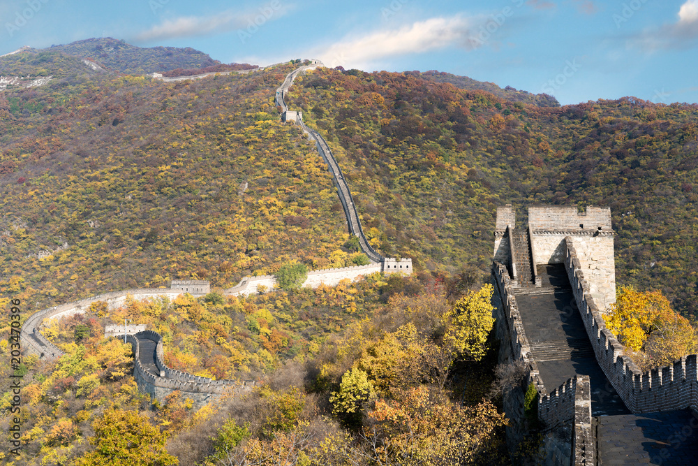 中国长城远景压缩塔和墙段秋季山区nea