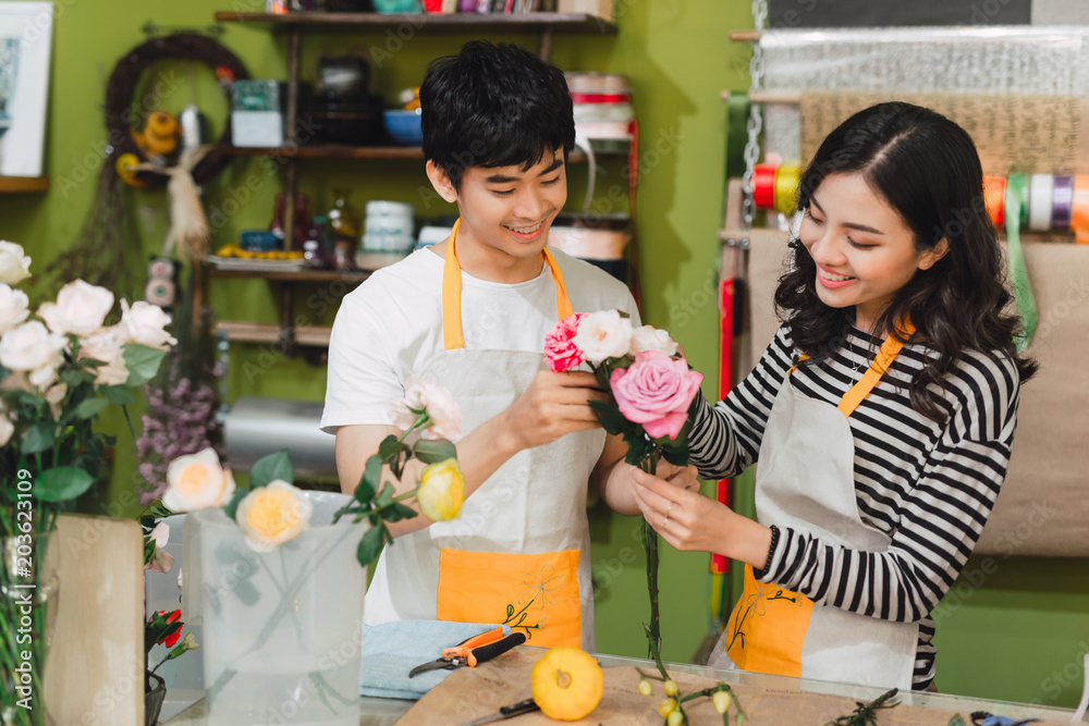 花店里有漂亮花束的男女花商。