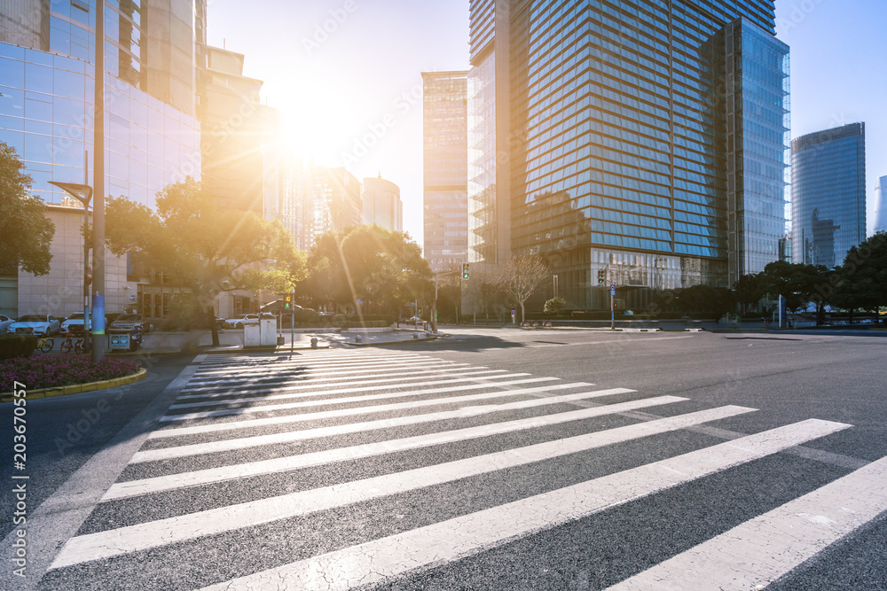 空旷道路的城市天际线全景