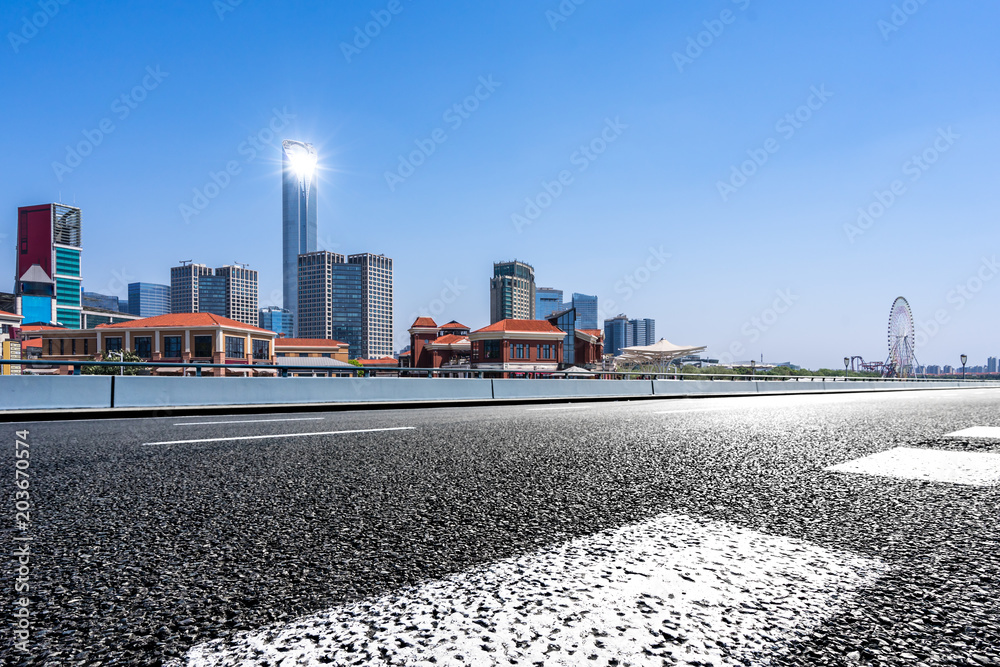 空旷道路的城市天际线全景