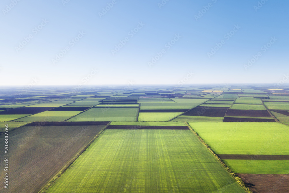 以田野为背景。空中的农业景观