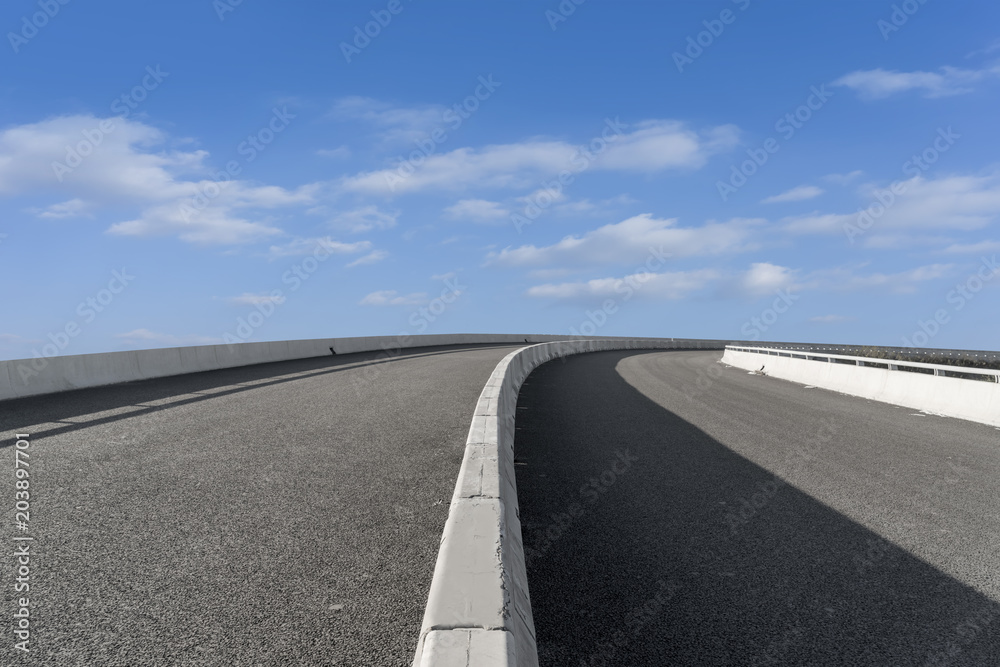 空旷的公路柏油路和美丽的天空景观