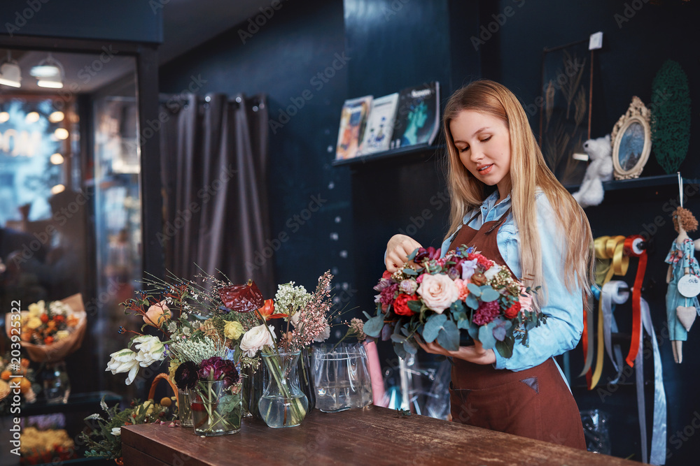 带花的年轻花店