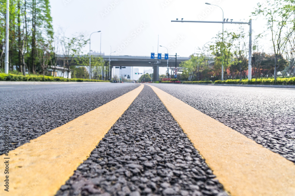 带现代化办公楼的空柏油路